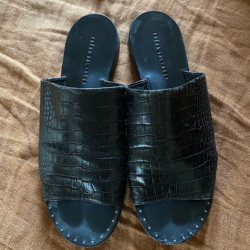 Frēda Salvador black embossed leather sandal